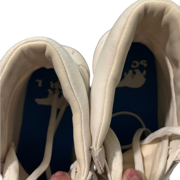 High top sneakers. Excellent condition. Size 8 - Picture 7 of 7